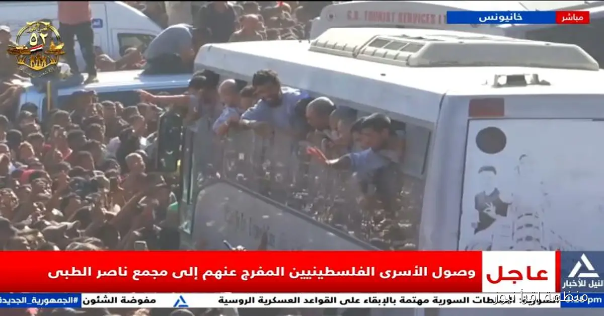صور: وصول الأسرى الفلسطينيين المحررين إلى مجمع ناصر الطبي